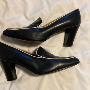 Gently worn Leather Ann Taylor Pumps with navy blue with cream piping.